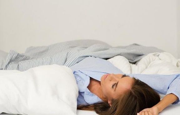 半夜醒来|半夜睡醒有4个反常,可能是糖尿病找上门了,不得轻视