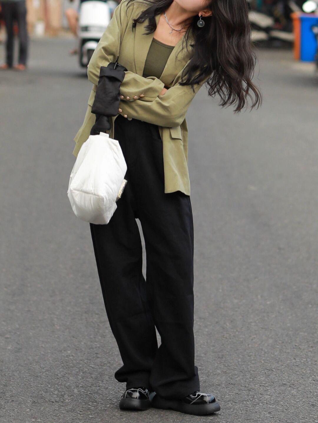 西装外套 秋冬怎样穿出学院风?黄色毛衣+格子半身裙,减龄又时尚!