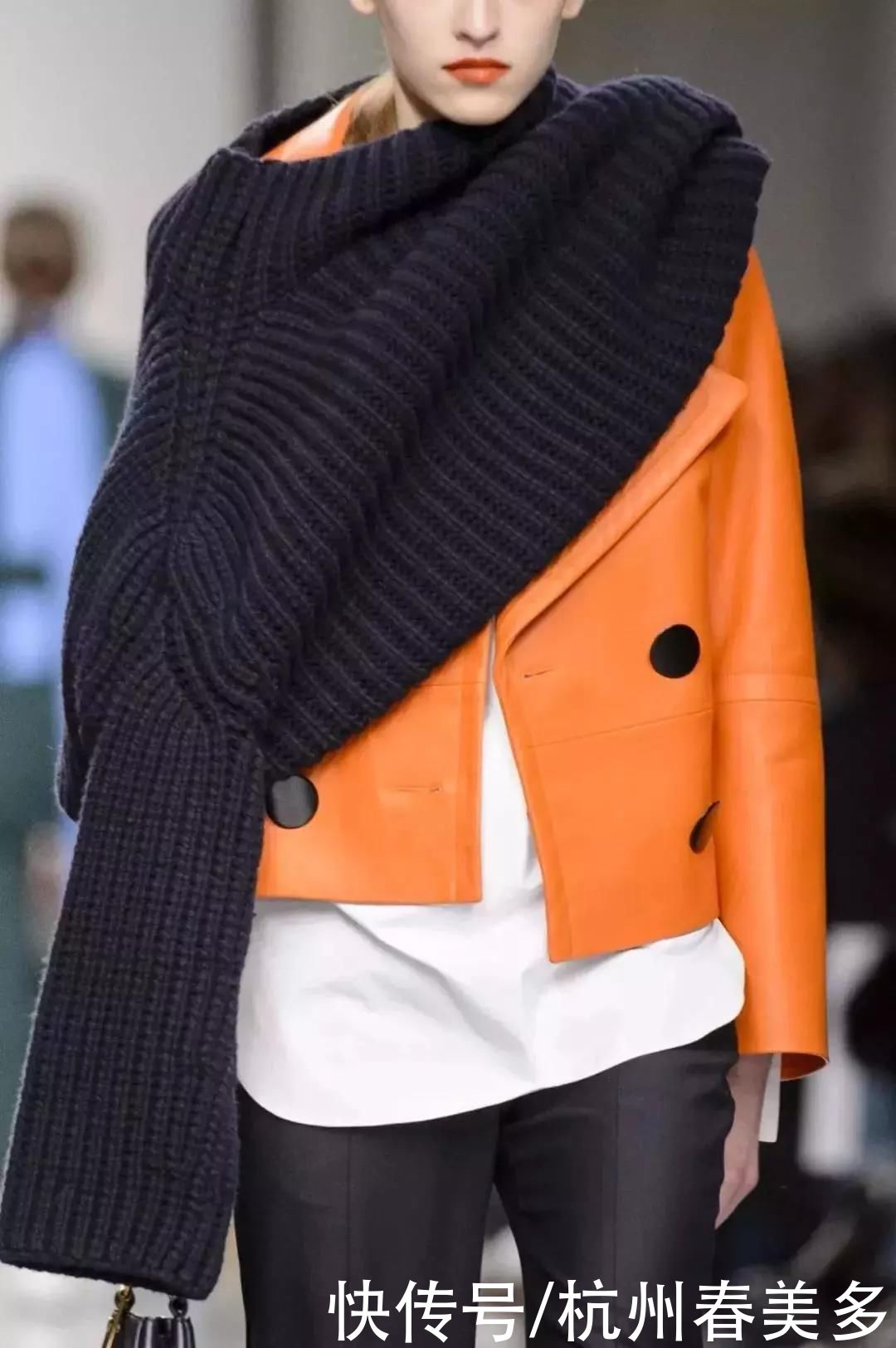 毛衣流行这么塞，修饰腿型还显高5cm