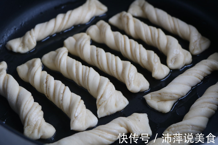 给女儿做美味早餐,松软酥脆,三天两头准做一锅