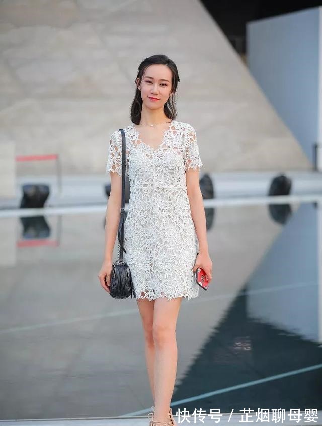 高跟鞋 美女搭配上一双简约的高跟凉鞋,走在路上显得格外的迷人,超吸睛