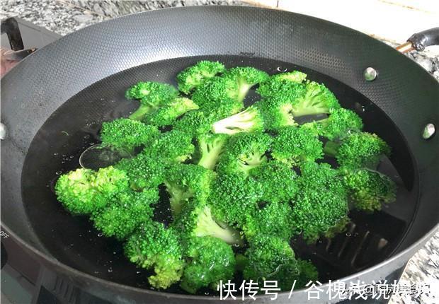 西兰花|营养丰富的西兰花，焯水后要不要过凉水？这样做才正确，颜色翠绿