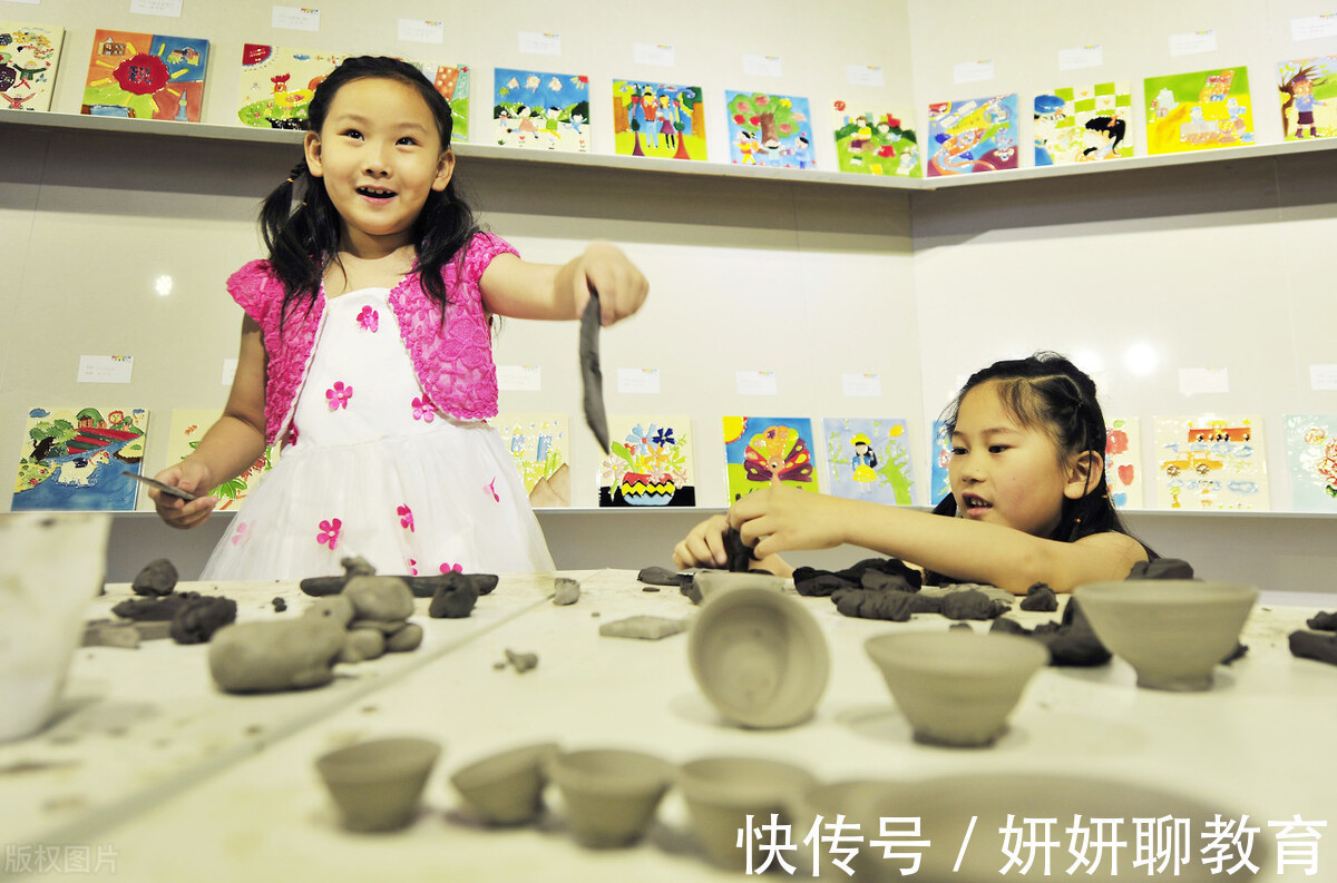 美术生&美术老师上课很尴尬,没收的手机是学生画的,网友:实力堪比老师