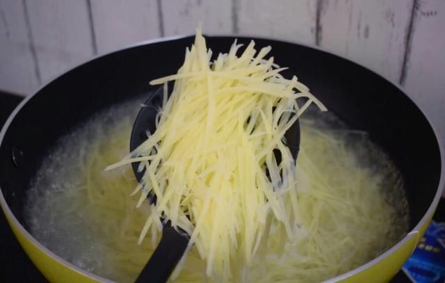 土豆丝的灵魂吃法,不炒不蒸不油炸,简单几步清凉一夏