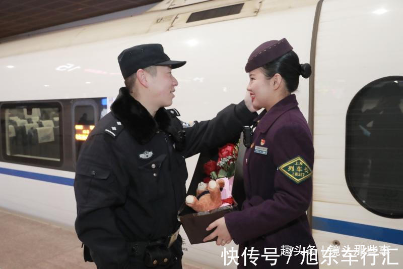 付圆圆&小小站台上,这个军人和4岁双胞胎女儿团聚了35分钟!