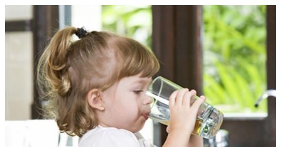 孩子|有3种满是细菌的“白开水”别让孩子喝,可能会损害脾胃,别忽视