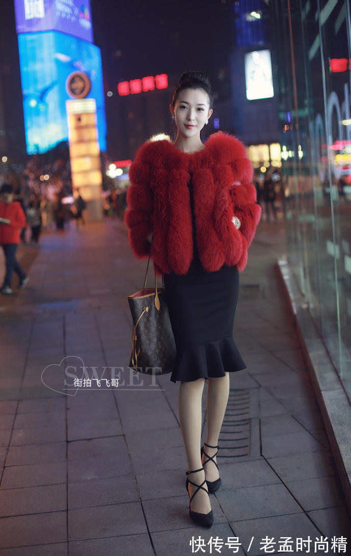 街拍,露肩装搭配格子裙,性感与魅力并存!