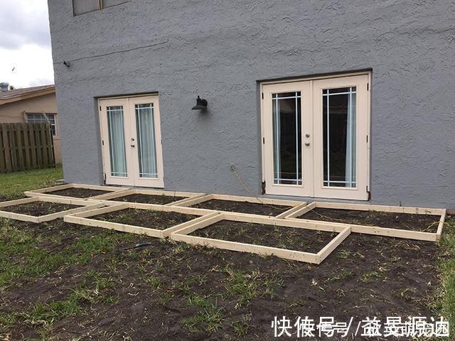 院子|院子不打水泥,铺20个木方格现浇混凝土,变现代庭院果然好看多了