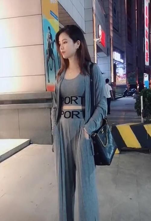 运动风格|户外穿搭运动风的小姐姐,贴身紧凑,丰满女人味十足