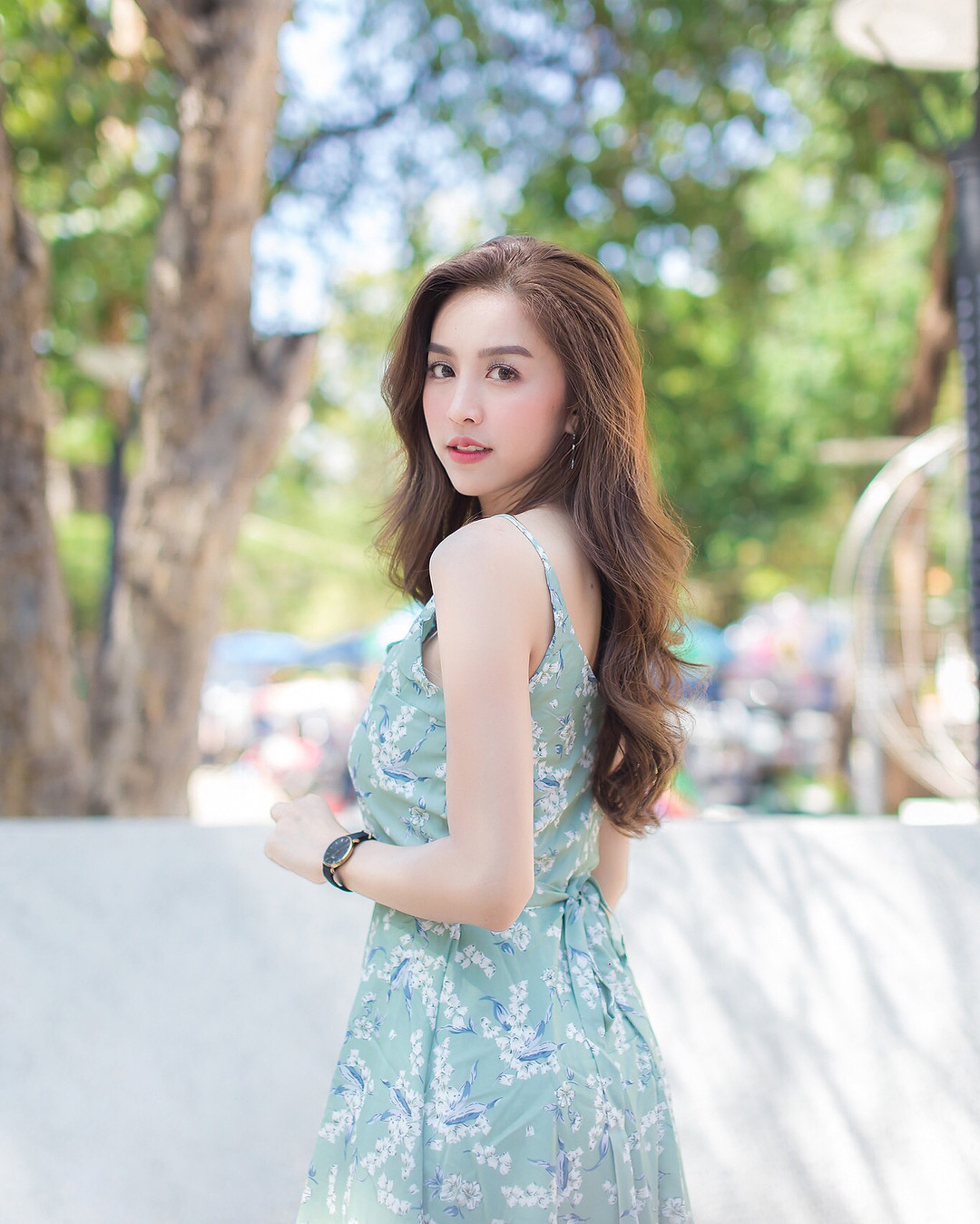 浅绿色印花连衣裙搭配黑色名表, 设计简洁, 精致剪裁, 甜美清爽