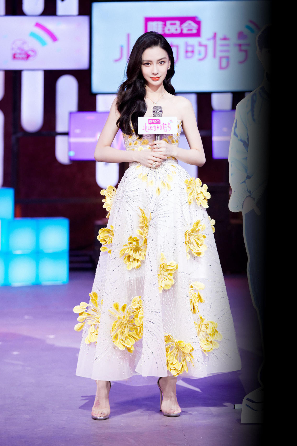 背心|Angelababy又美到我了,背心配半身裙随性低调,当妈了身材仍纤细