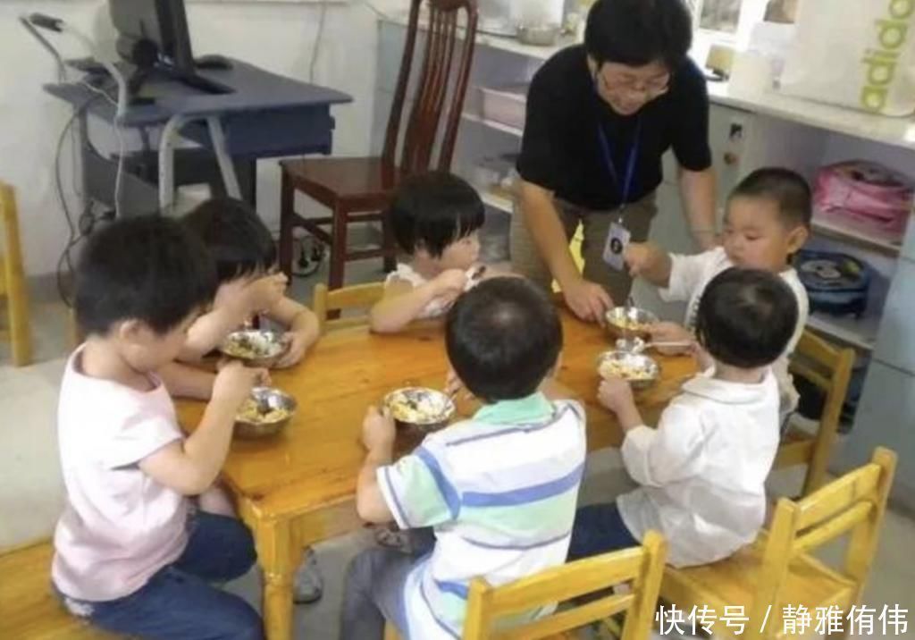 妈妈|孩子在幼儿园饭量增大，看到老师拍的午餐照后，妈妈备受打击