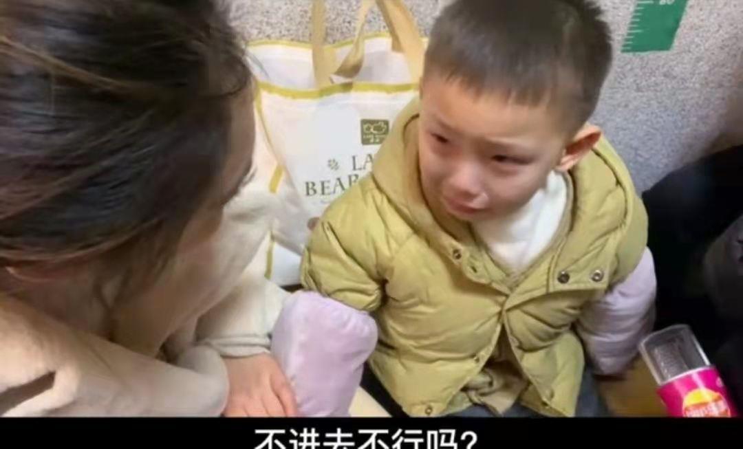 女浴室|爸爸“被迫式”带娃洗澡,拎领子大飞脚,网友:不用看肯定是儿子