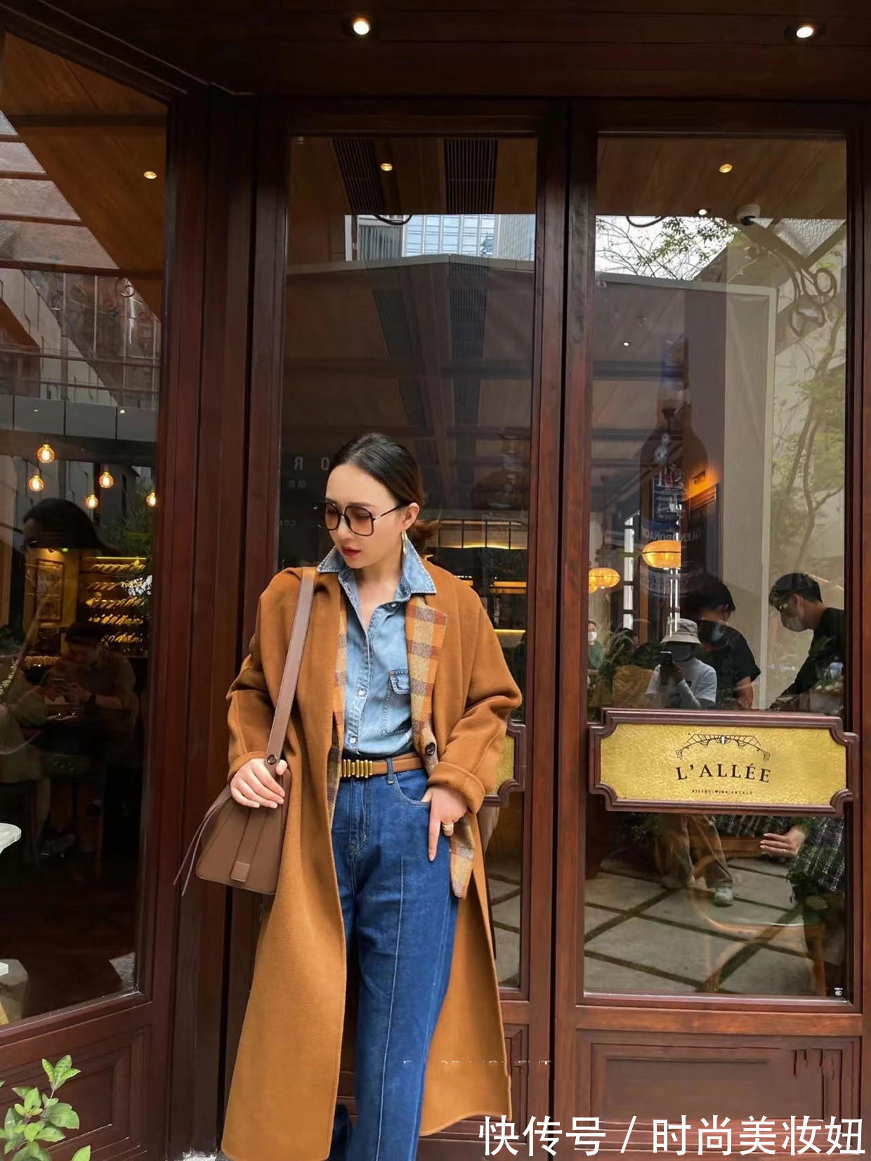 时髦|冬季内搭别选针织衫了,“牛仔衬衫”才是真时髦,百搭减龄又洋气