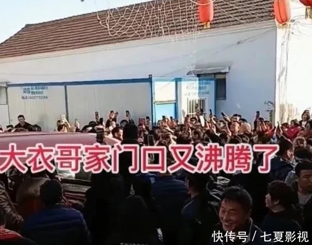 《星光大道》冠军龙婷又回去街头“卖唱”了