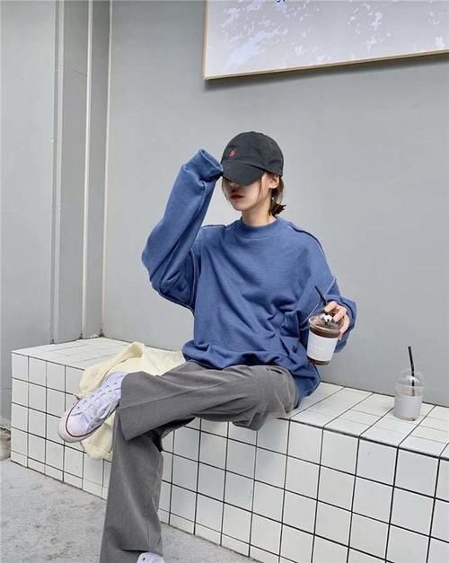 只会穿毛衣怎么能行！“卫衣”才是时尚王者，时髦精们都在这样穿