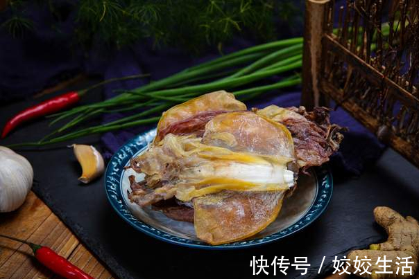 水泡|泡发干鱿鱼,只用水泡是不够的,多放2味料,鱿鱼泡得又大又新鲜