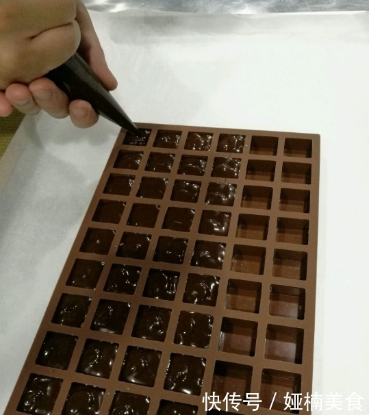 巧克力|巧克力的“凹槽”是干什么的?一直以为是方便掰开,弄错这么久