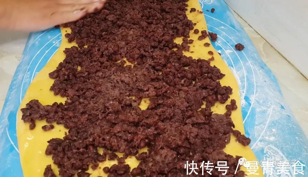 红豆面包|家常红豆面包做法，两勺卷一卷，松软香甜又解馋，学会都能开店了