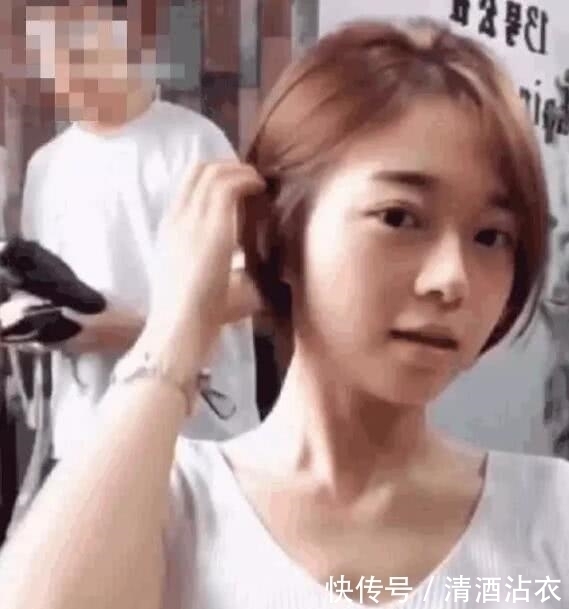 小姐姐剪短发,理发师一剪刀下去心在滴血,剪完是真的很好看