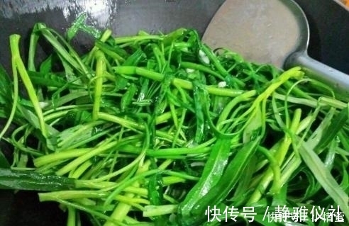 大厨|炒空心菜,为啥一下锅就变黑?大厨给你支一招,出锅后翠绿又脆嫩