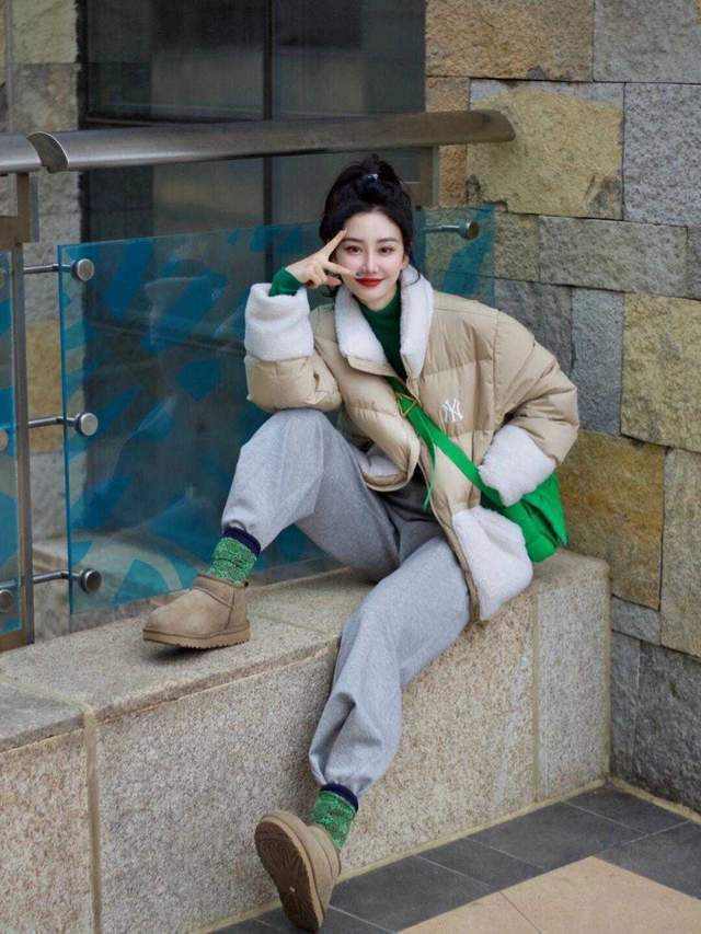 搭配|冬季羽绒服就该这样穿,不露脖子也不露腿,既实用又保暖,超好看