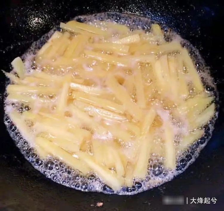 饭店的干锅排骨为啥那么好吃，大厨教你技巧，简单又实用