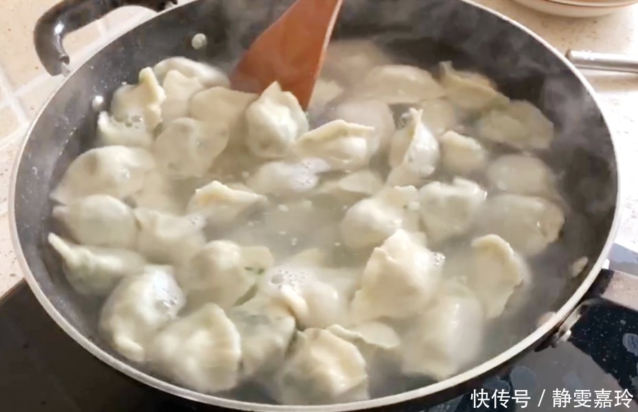 包韭菜饺子,直接拌馅是大忌,多加这1步,韭菜更翠绿,不出水