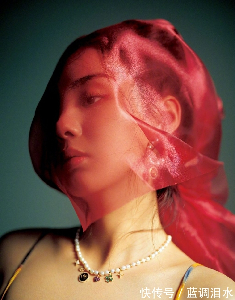 泡泡袖|郑合惠子穿泡泡袖连衣裙 卷发红唇气质温柔