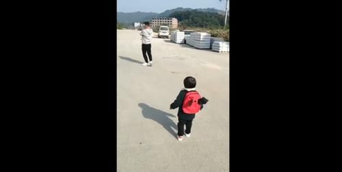 爸爸抱妹妹不抱自己,委屈的跪下了