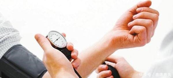 尿酸高的人，身体还可能出现这4种症状，不止痛风这一种！