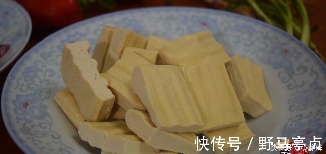 青红椒|五花肉炒豆腐最好吃的做法，简单美味又下饭，看看你喜欢吃不？