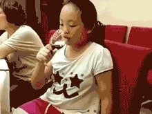 |搞笑GIF：多年的经验告诉我 看妹子不要只相信背影