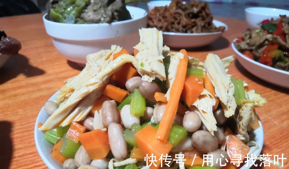 宝妈|一家三口自驾回内蒙，第一餐8道菜，朋友可不敢吃，怕胖！