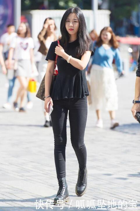 穿牛仔裤休闲又靓丽,黑色风格让你更具风采