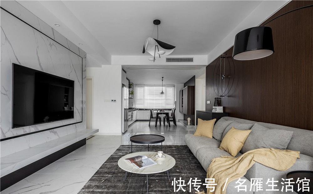 空间|黑白灰和实木打造的空间，设计独立入户鞋帽间，满足五口人的需求