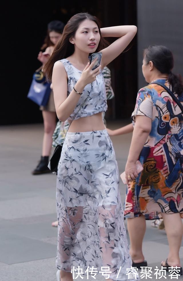 甜美|印版高腰款显瘦两件套装,配上尖头鞋,穿着清新甜美气质