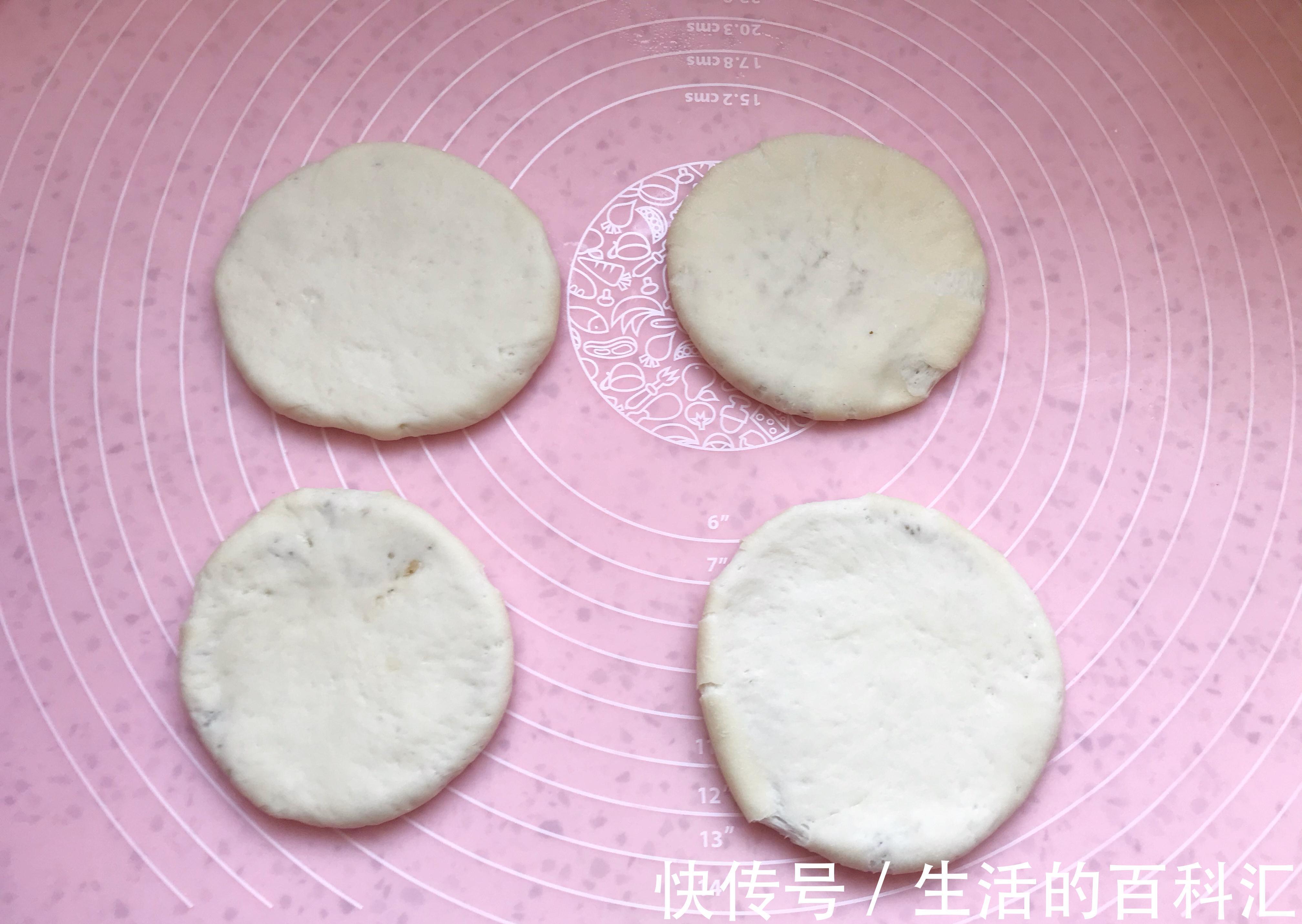 不用擀面皮，不用刷油酥，只需要三分钟，好吃的椒盐小饼就出锅