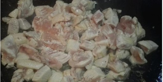 小侄儿来家里,给他们做了这道菜,刚上桌,儿子和他抢着吃