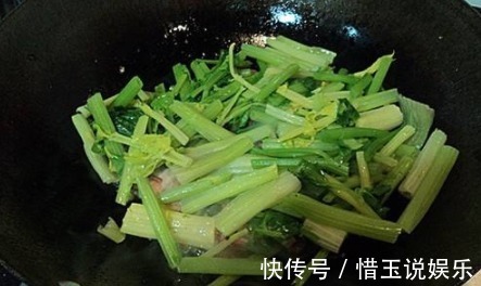 炒芹菜万万不可直接下锅，多加一步，芹菜鲜而入味，怎么炒都好吃