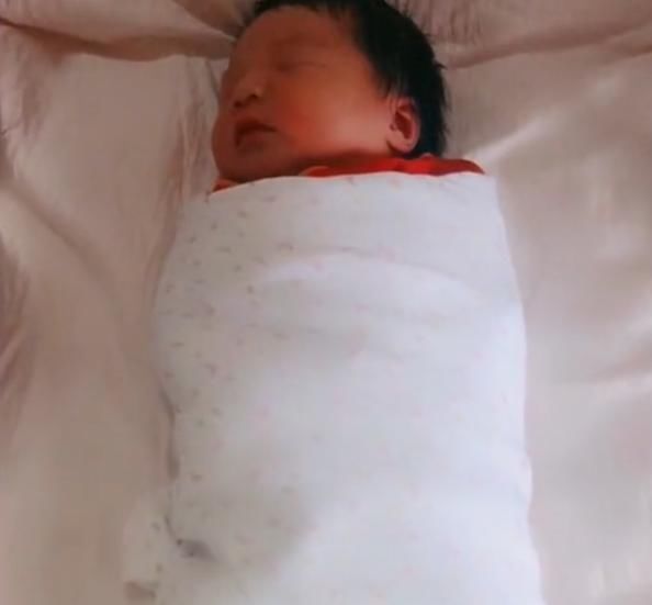 孩子|爷爷和姥爷凝视刚出生宝宝,半个小时一动不动,网友:真爱无疑