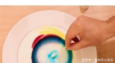 肥皂与牛奶和染料混合在一起，会发生这种现象，你发现过吗