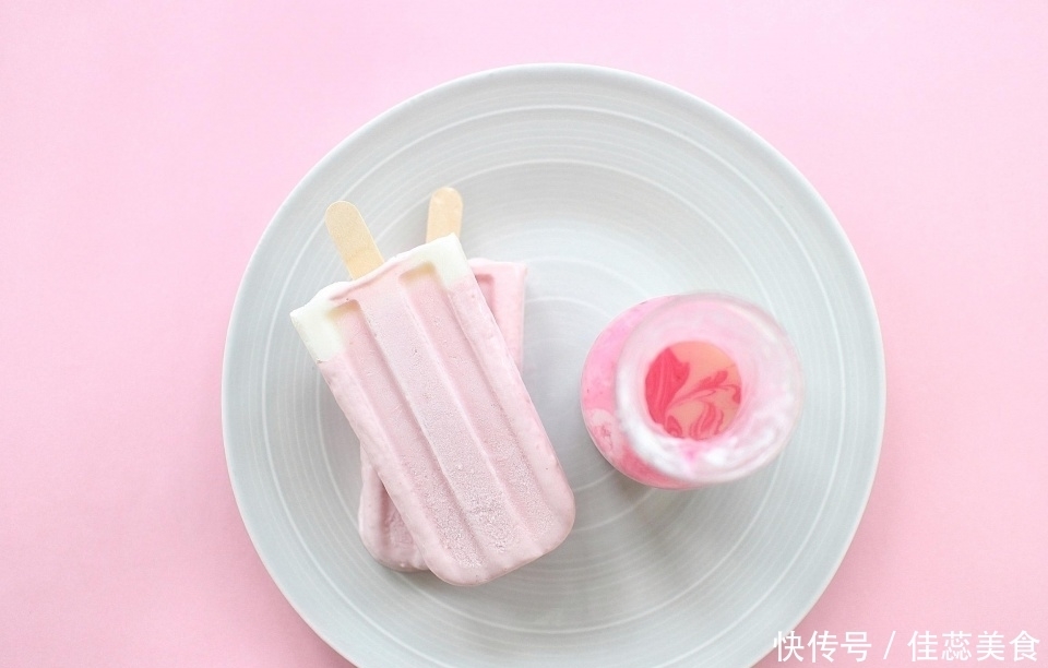 用平底锅就能做的草莓雪糕,简单零失败,关键口感无冰渣,更好吃