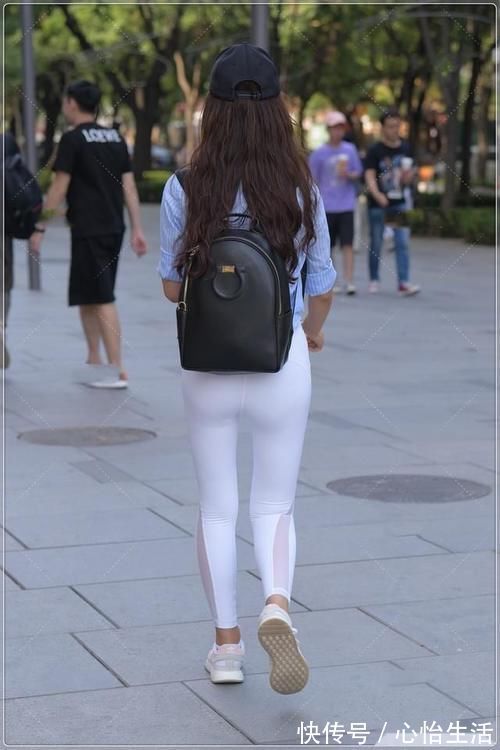 健美裤 蓝色条纹衬衣搭配纯白色健美裤,清爽甜美