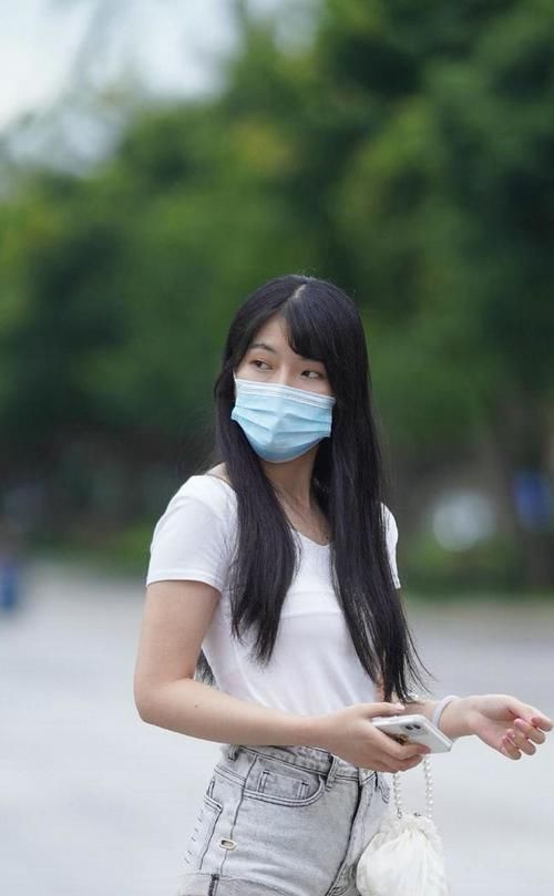 身材高挑|牛仔短裤有着非常高的出镜率,搭配基础款白T恤,清爽效果非常好