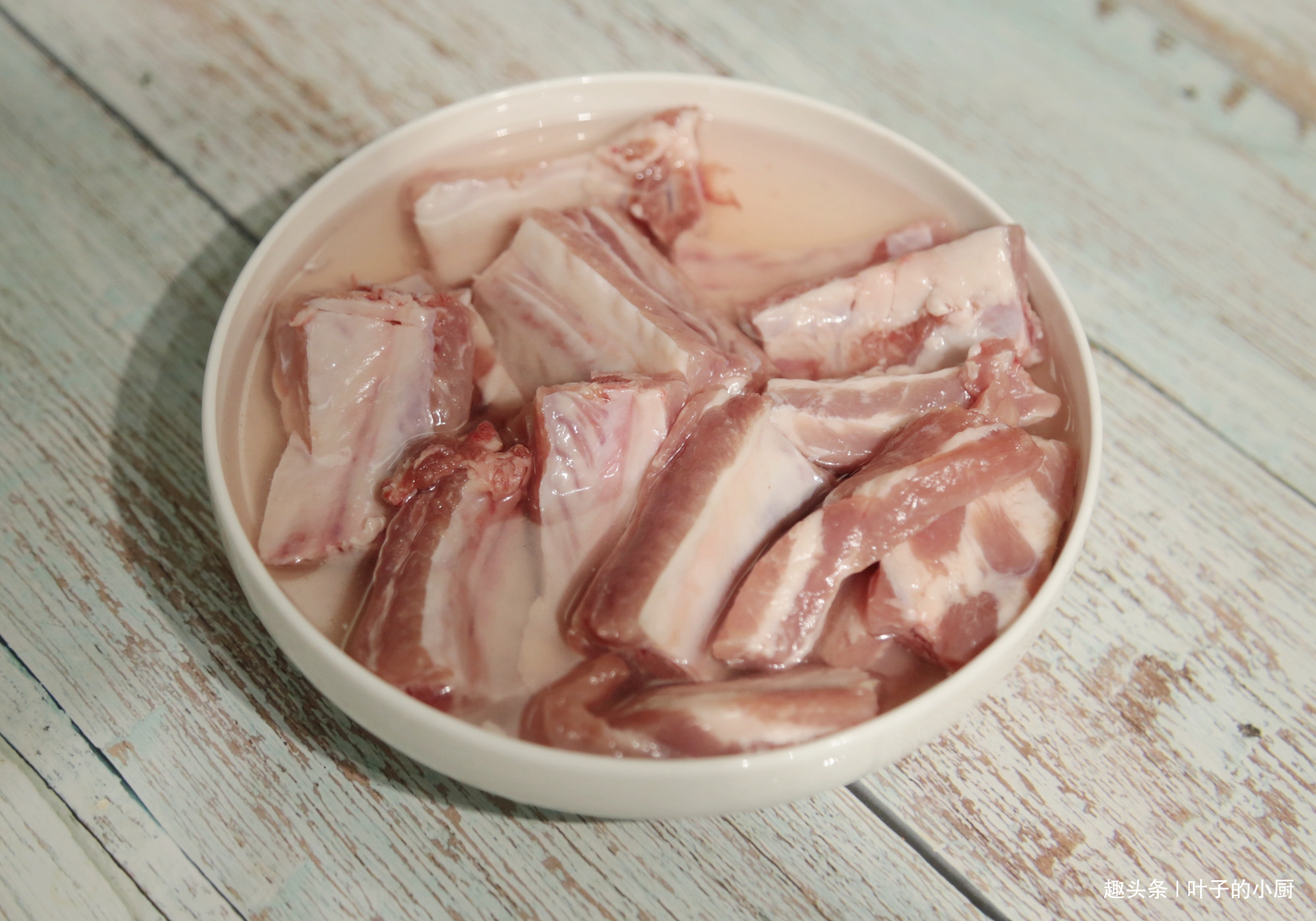 做排骨，很多人都用“传统”方法烧，油多还不香，教您好吃的秘诀