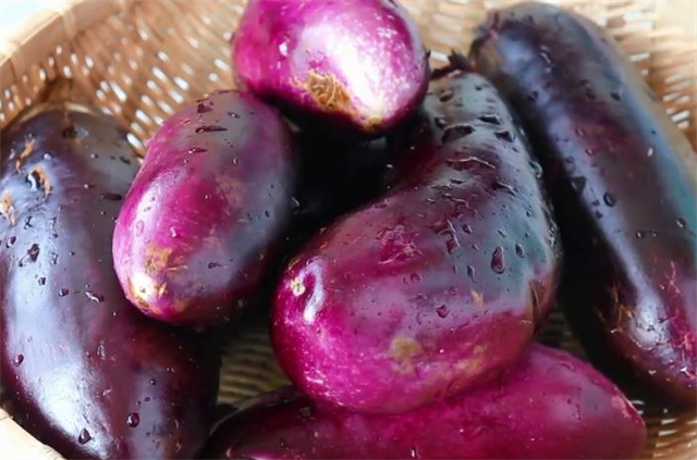 教你在家腌茄子,1次买10斤老茄子腌制起来,做法超简单