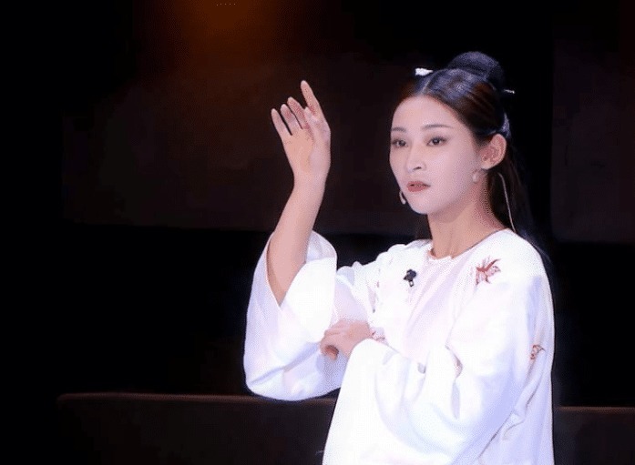 这位女演员录制节目耍酒疯,惹得何炅全程黑脸,井柏然怒斥她!