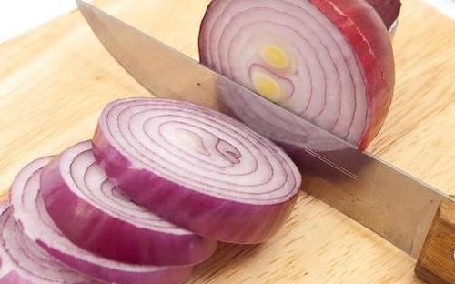 买洋葱时,选白皮的还是紫皮的?两者相差很大,以后别再买错了