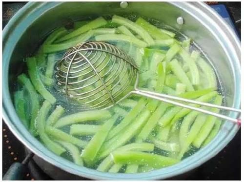 大厨总结：这4种食物一定要焯水，很多人不注意，难怪容易坏肚子